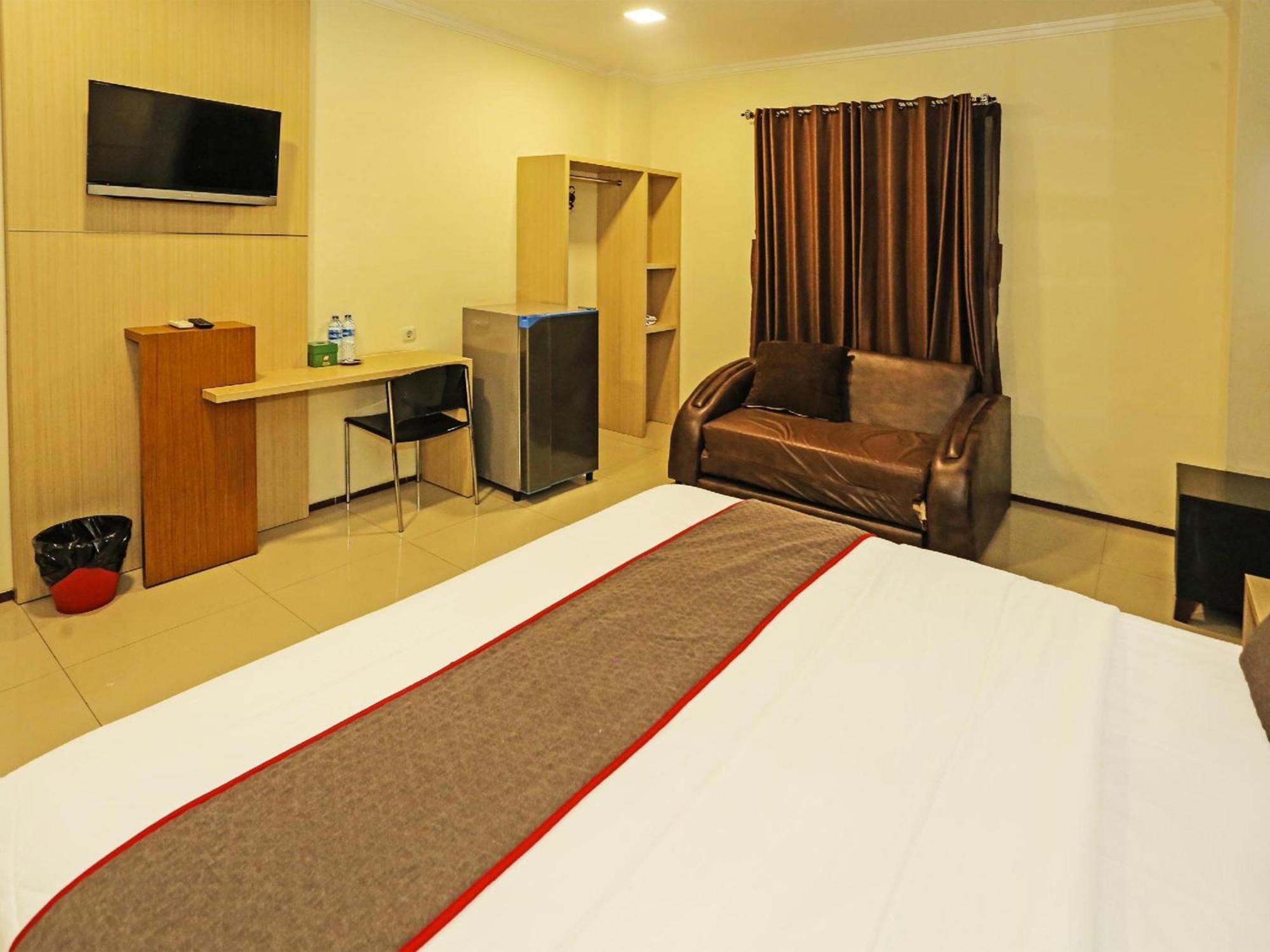 Super Oyo Townhouse Oak Hotel Fiducia Serpong Exteriör bild
