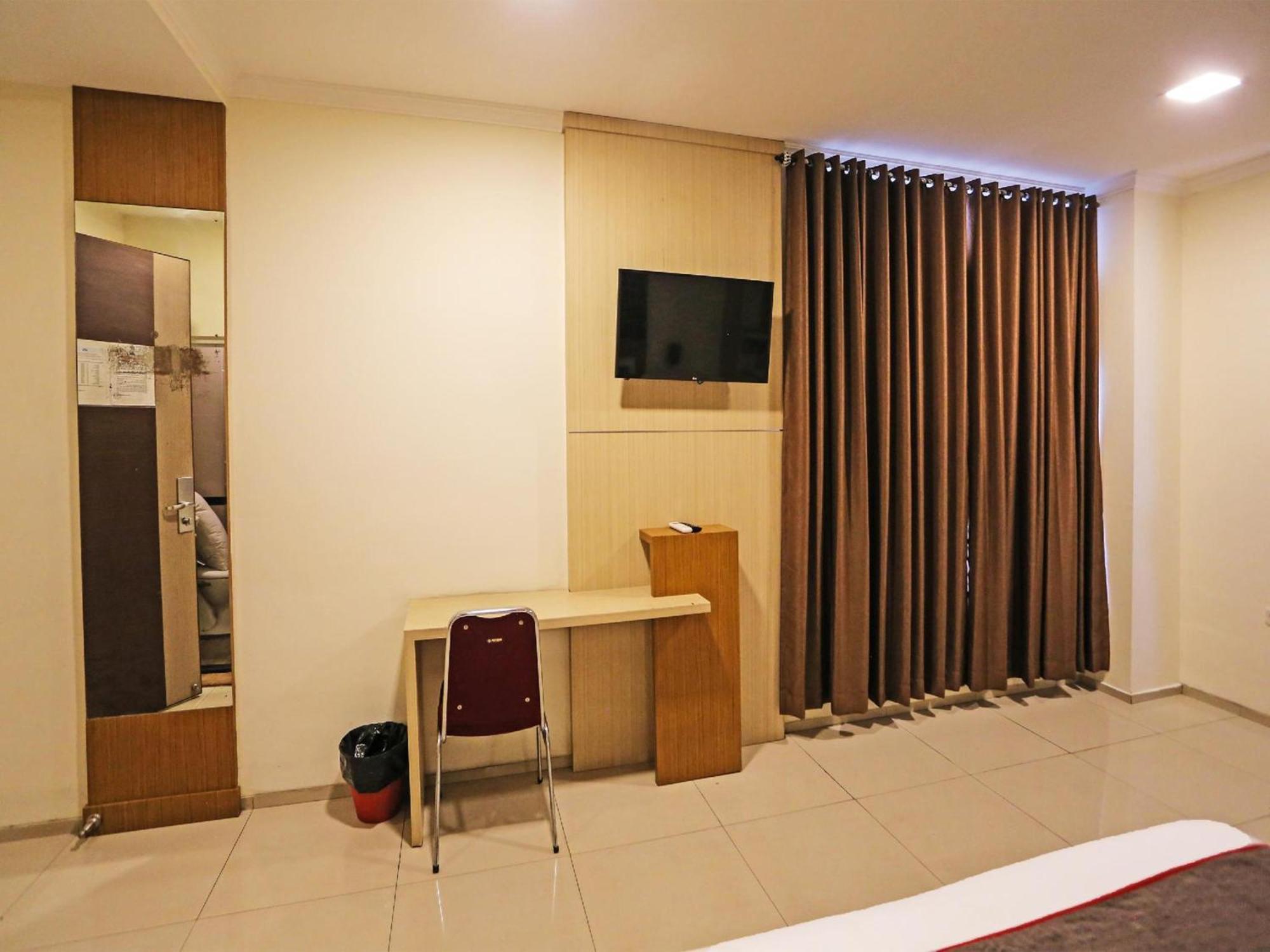 Super Oyo Townhouse Oak Hotel Fiducia Serpong Exteriör bild