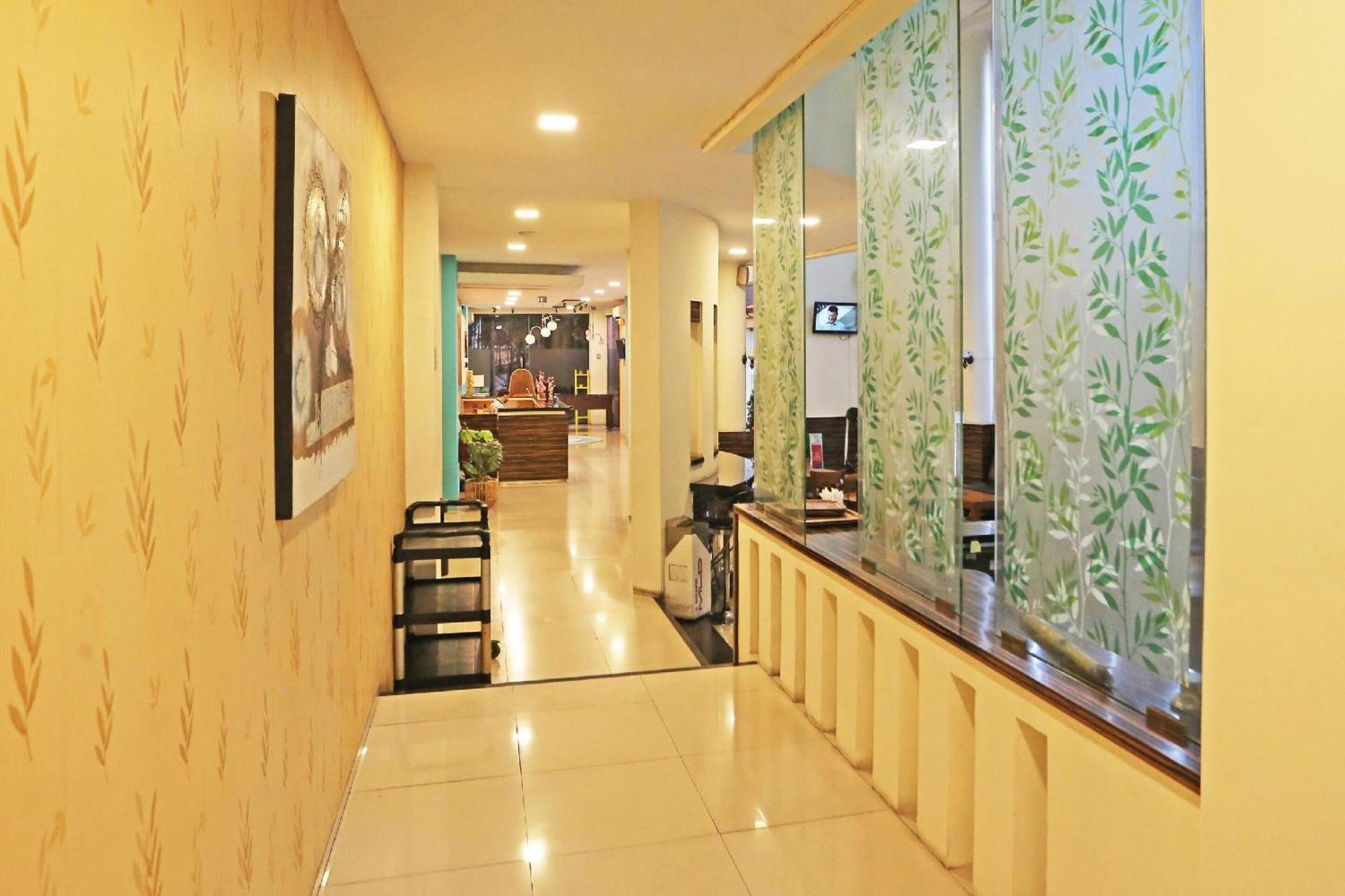 Super Oyo Townhouse Oak Hotel Fiducia Serpong Exteriör bild