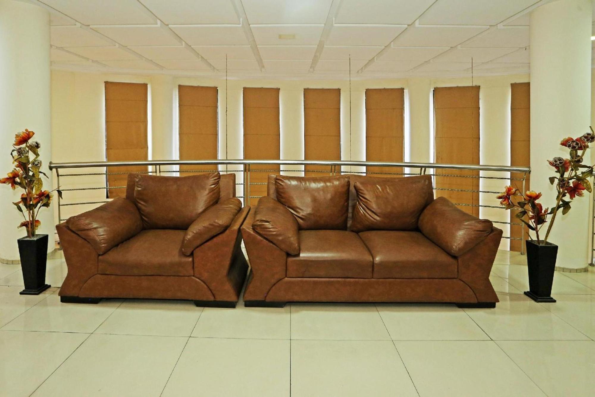 Super Oyo Townhouse Oak Hotel Fiducia Serpong Exteriör bild