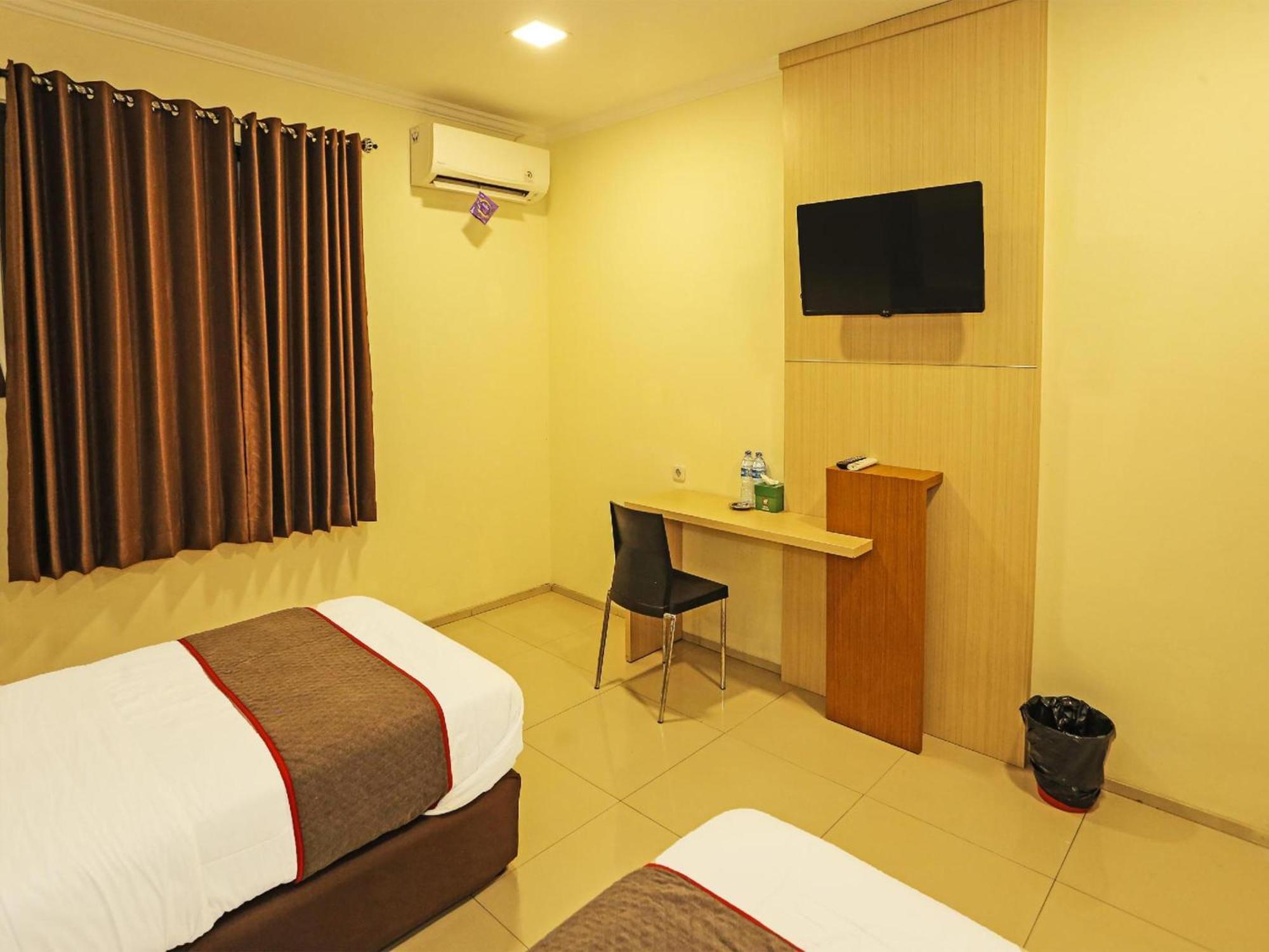 Super Oyo Townhouse Oak Hotel Fiducia Serpong Exteriör bild
