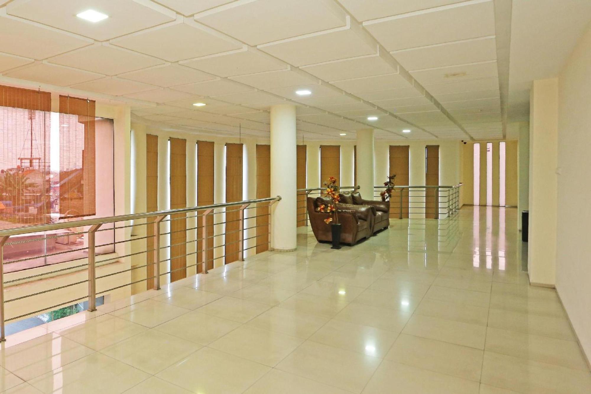 Super Oyo Townhouse Oak Hotel Fiducia Serpong Exteriör bild