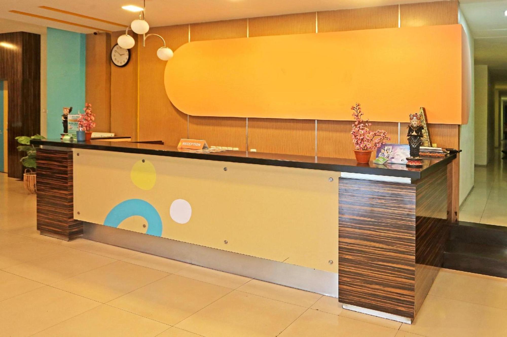 Super Oyo Townhouse Oak Hotel Fiducia Serpong Exteriör bild