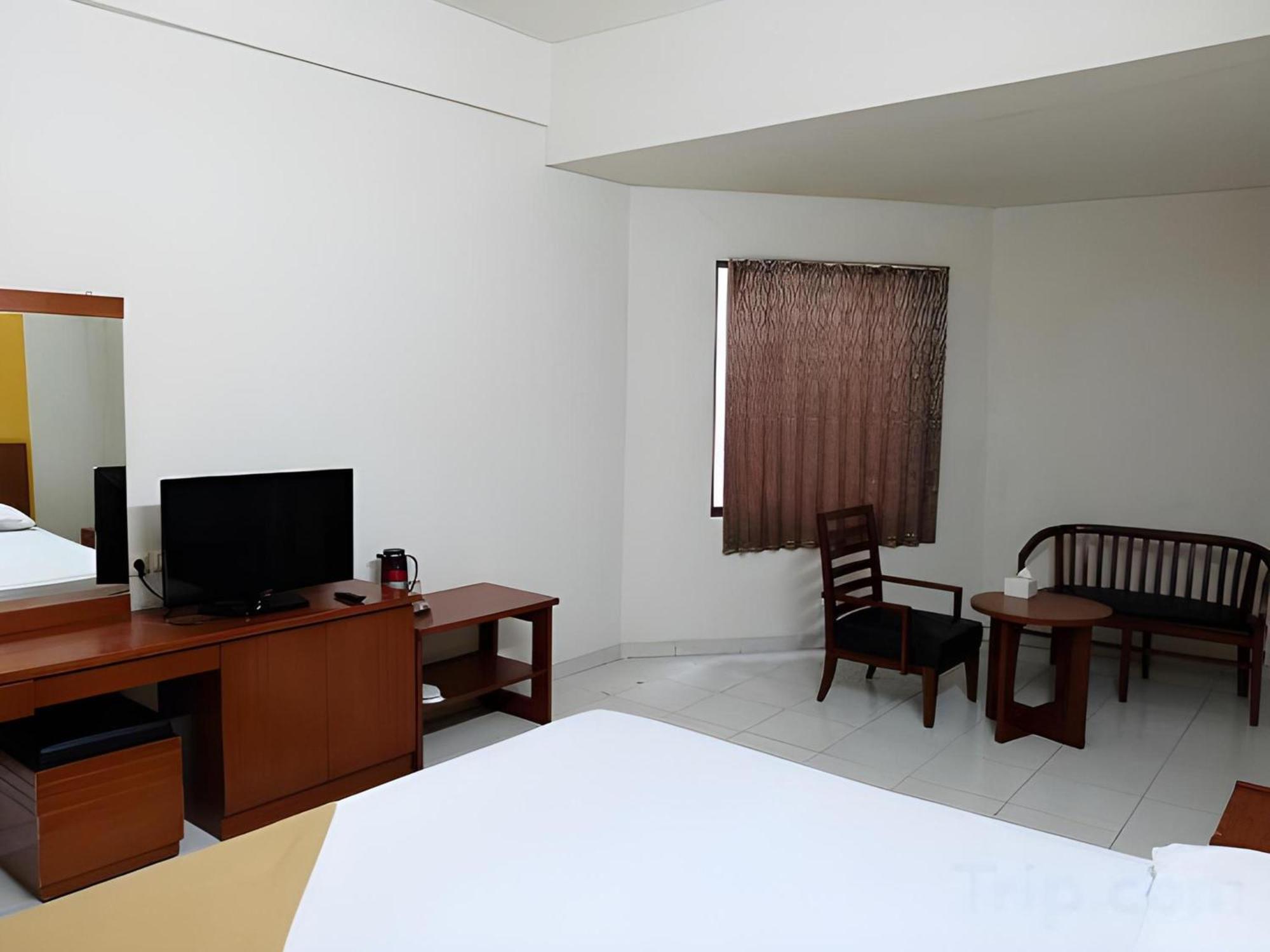 Super Oyo Townhouse Oak Hotel Fiducia Serpong Exteriör bild