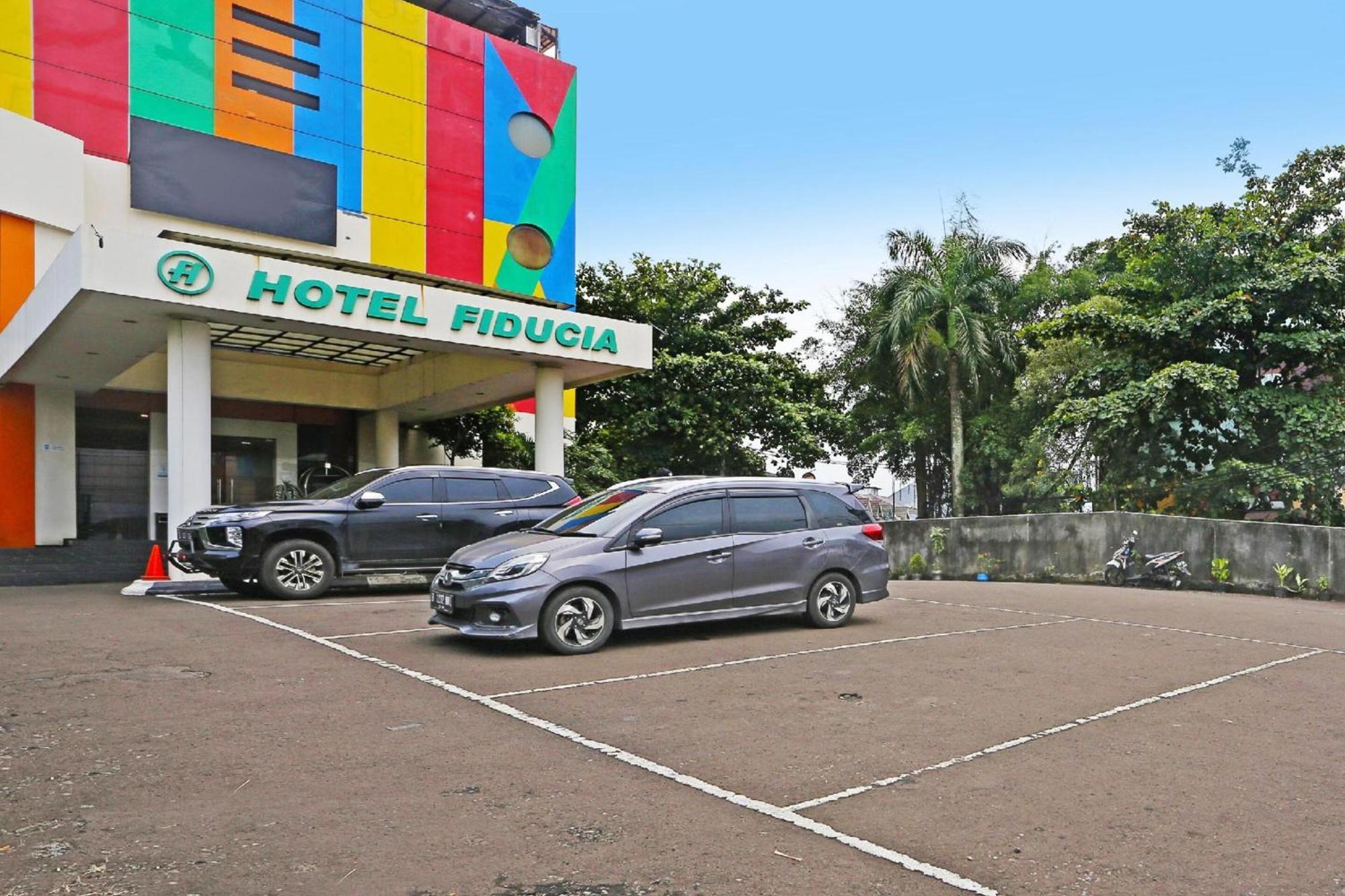 Super Oyo Townhouse Oak Hotel Fiducia Serpong Exteriör bild