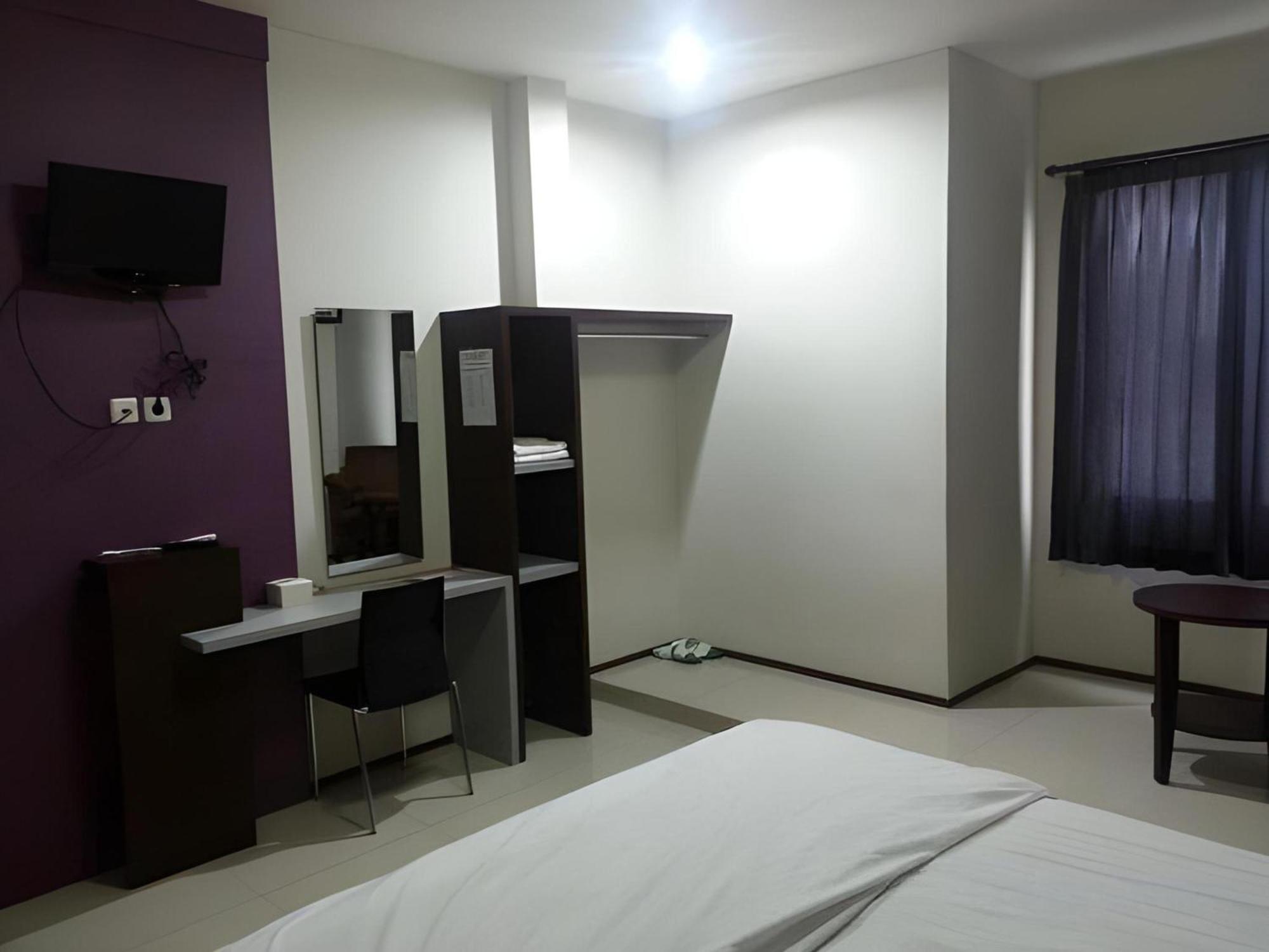 Super Oyo Townhouse Oak Hotel Fiducia Serpong Exteriör bild