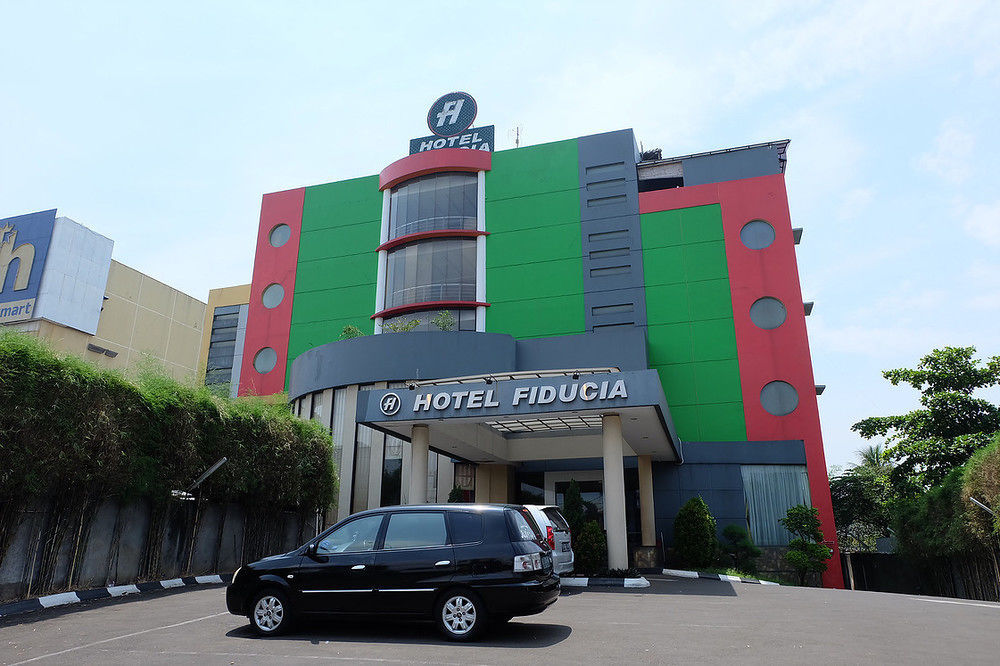 Super Oyo Townhouse Oak Hotel Fiducia Serpong Exteriör bild